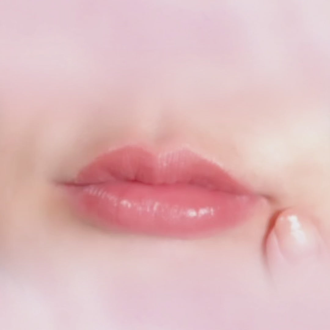 Easy! Plump and Bouncy
Puchi Mochi lips are the best!
KissMe Puchi Mochi Lip Scrub
Formulated with cellulose-derived soft scrub for a massaging and exfoliating experience.
Simply apply to your lips and massage in a circular motion with your finger.
Once blended, wipe away with a tissue. No need to rinse, which is great!
Your lip makeup will go on incredibly smoothly❤︎
Enjoy your lip makeup with plump and bouncy Puchi Mochi lips!